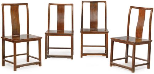  Juego de cuatro sillas en forma de gorra de letrado también llamado “Guan Mao Shi” en madera de ahonholi China Dinastía Qing principios  siglo XX.