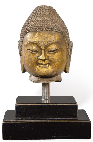  "Cabeza de Buda" en piedra dorada, China Dinastía Qing SS XVIII-XIX.