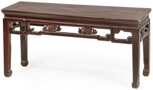 Mesa de altar china en madera patinada, Dinastía Qing ff. S. XIX.