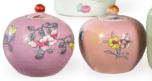 Pareja de pequeños botes esféricos con tapa, de porcelana china con esmaltes de la Famiila Rosa pp. S. XX.