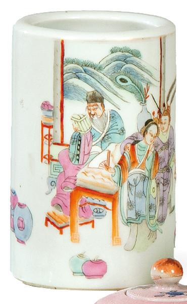 Portapinceles de porcelana china con esmaltes polícromos, Dinastía Qing, con marca de Tongzhi (1862-1874).