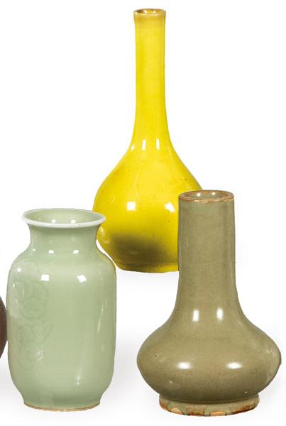  Tres violeteros de porcelana china, dos con vidriado celadón y uno amarillo, Dinastía Qing S. XIX.