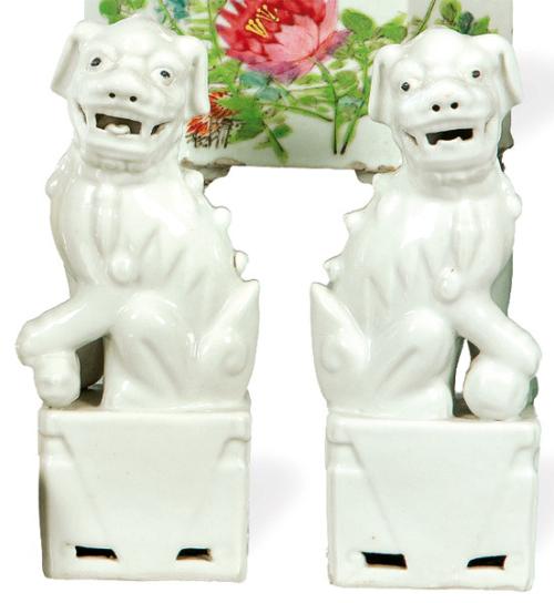 Pareja de leones de Foo en porcelana "Blanco de China", Dinastía Qing S. XIX.