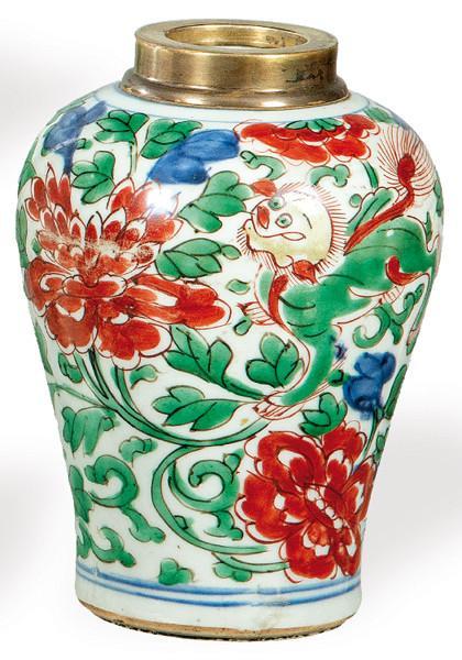  Jarrón de porcelana china con vidriado wu-cai (cinco colores), Dinastía Qing segunda mitad S. XVII.