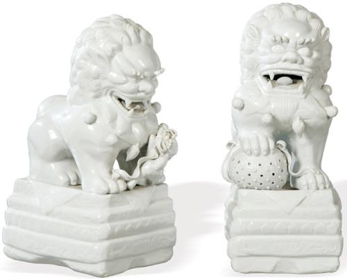 Pareja de leones de Foo en porcelana con vidriado blanco, posiblemente europeos S. XX.