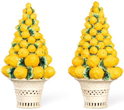 Pareja de grandes centros en forma de cestas con limones y hojas modelados en cerámica pintada y esmaltada.