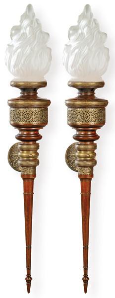  Apliques de pared bronce y madera en forma de antorcha con tulipas flamígeras, mediados S. XX