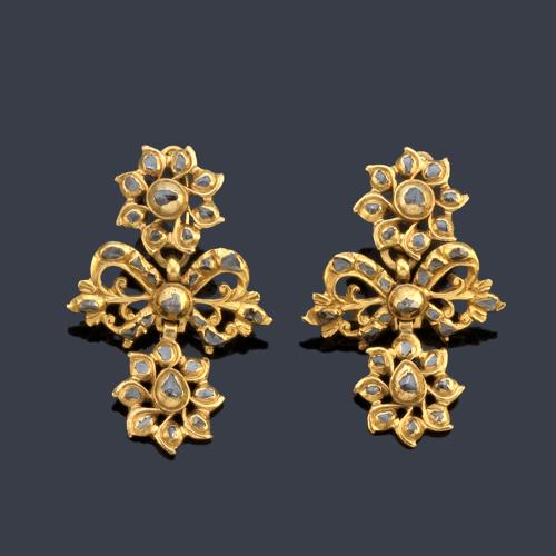 Pendientes populares con diamantes talla tabla embutidos en la trasera, en montura de oro amarillo de 18K. S. XVIII.