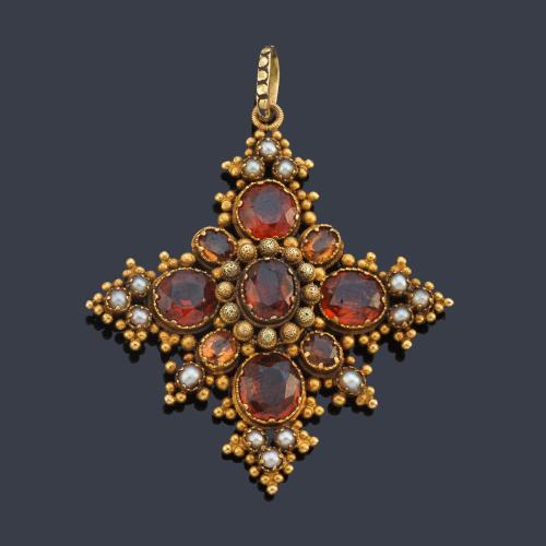 Colgante en forma de cruceta con granates y cuarzos citrinos, enriquecidos con perlitas aljófar. Circa 1830.