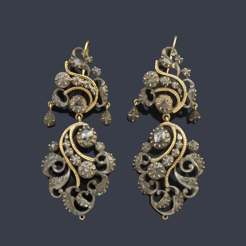 Pendientes largos época 'victoriana' con diamantes talla holandesa y rosa en montura de oro amarillo de 18K y plata. S. XIX.