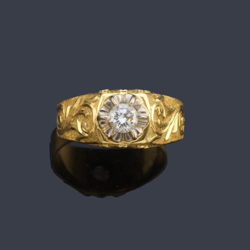 Anillo con brillante central de aprox. 0,40 ct en montura cincelada de oro amarillo de 18K.