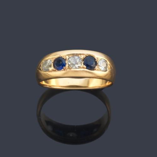 Anillo con zafiros talla redonda intercalado con diamantes talla antigua, en montura de oro amarillo de 18K.