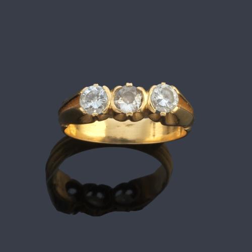 Tresillo con tres brillantes de aprox. 1,00 ct en total en montura de oro amarillo de 18K.