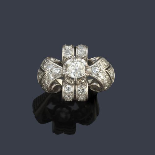  Anillo chevalier con diamantes talla 'old cut european' de aprox. 0,75 ct y diamantes talla sencilla de aprox. 0,65 ct en total. Años '40.