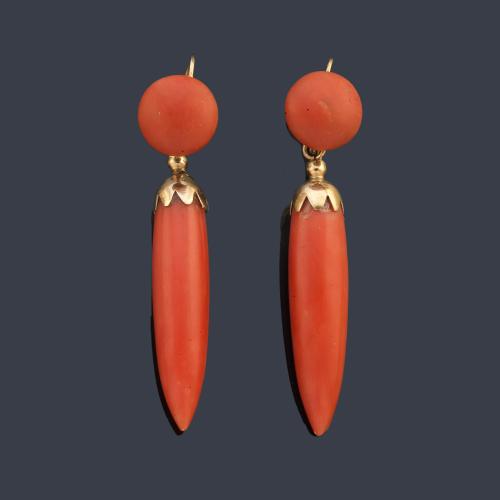 Pendientes largos con cuatro corales talla botón y dos piezas en forma de chupón.