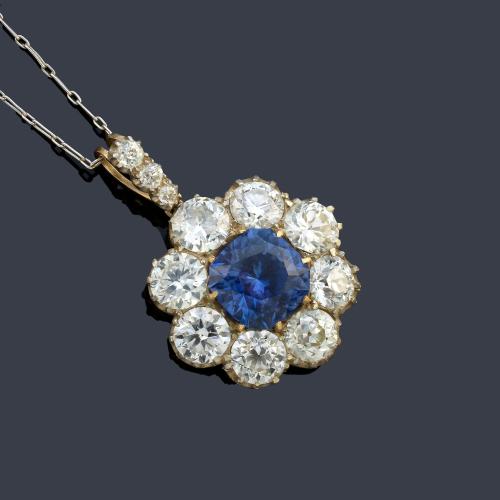  Colgante tipo rosetón con zafiro talla redonda central de aprox. 6,71 ct con orla de diamantes talla 'old cut european' de aprox. 8,44 ct en total. Finales S. XIX. Con estuche.