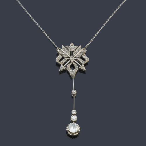 Pendentif años '20 con diamantes talla rosa y 'old cut' de aprox. 1,20 ct en total.