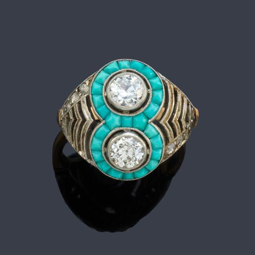 Anillo estilo 'art decó' con dos diamantes talla antigua de aprox. 0,50 ct cada uno con orla de turquesas facetadas.