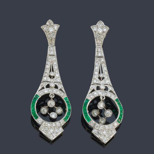  Pendientes largos estilo 'art decó' con diamantes talla brillante y 8/8 de aprox. 2,00 ct en total y esmeraldas calibradas.