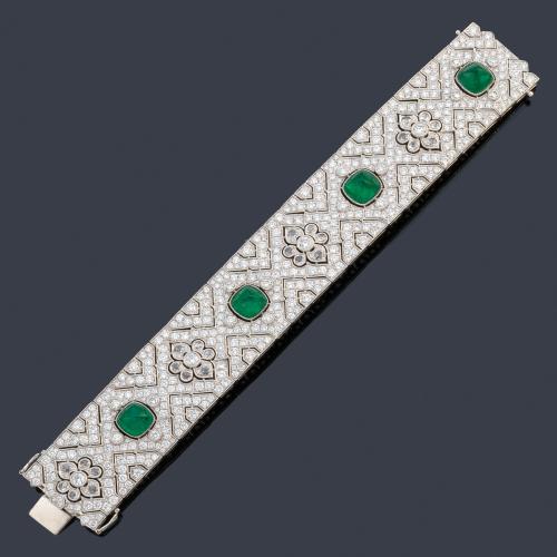 Pulsera ancha con cuatro esmeraldas talla 'pain de sucrè' de aprox. 10,33 ct en total, con diamantes talla brillante y holandesa de aprox. 16,62 ct en total.