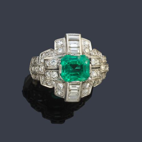 Anillo con esmeralda central de aprox. 2,00 ct con diamantes talla baguette y 8/8 de aprox. 1,10 ct en total. Años '40.