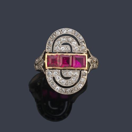  Anillo época 'art decó' con diseño ovalado y banda central con rubíes calibrados sintéticos, con diamantes talla rosa. Años '30.