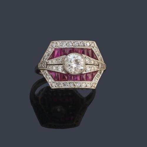 Anillo estilo 'art decó' con brillante central de aprox. 0,56 ct con dos bandas de diamantes en ambos lados de aprox. 0,42 ct y rubíes calibrados de aprox. 1,85 ct en total.