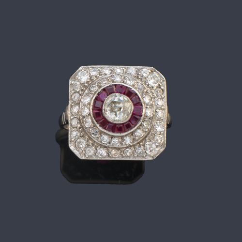 Anillo con diamante talla antigua y 8/8 de aprox. 1,10 ct en total y rubíes calibrados.
