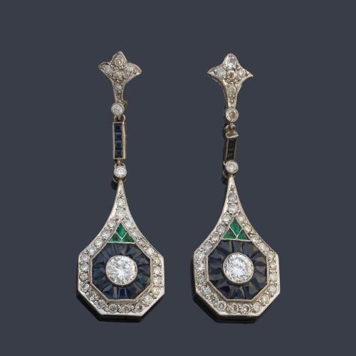 Pendientes largos con remate 'ojo de perdiz' con pareja de brillantes y orla de diamantes talla 8/8 de aprox. 2,60 ct en total con orla de zafiros calibrados de aprox. 7,00 ct y detalle superior de esmeraldas de aprox. 0,79 ct en total.