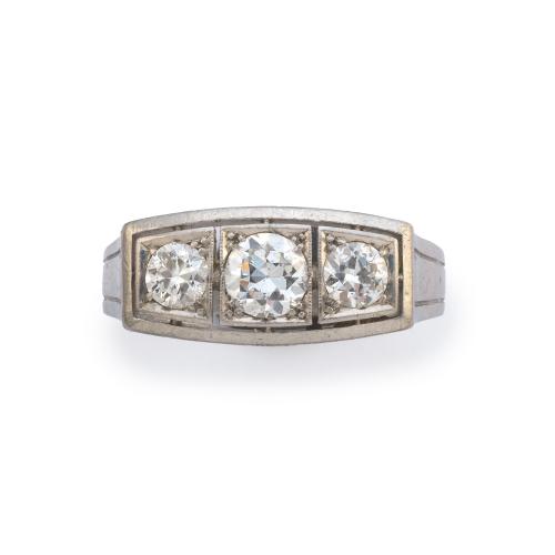  Tresillo con tres diamantes talla transición de aprox. 1,00 ct en total. Años '30.