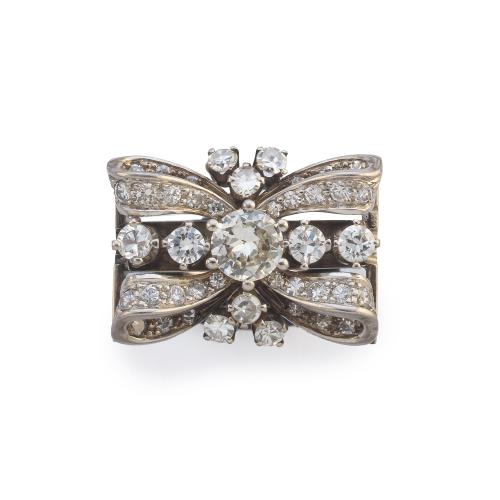 Anillo con diseño de lazada con diamantes talla transición y 8/8 de aprox. 1,35 ct en total. Años '30.