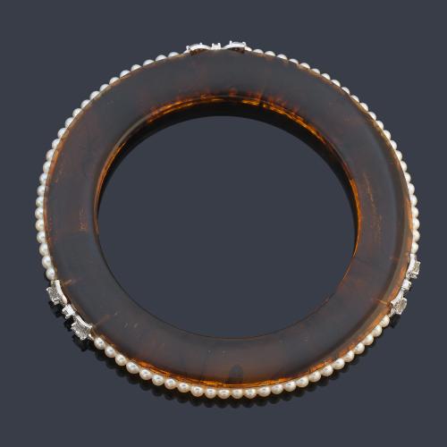 Pulsera rígida con banda de perlitas aljófar con tres motivos de lazada con diamantes talla rosa y holandesa de aprox. 0,54 ct en total. Años '30.