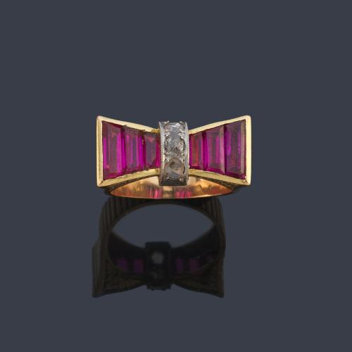  Anillo chevalier con rubíes sintéticos calibrados en disminución, realizado en montura de oro amarillo de 18K, con motivos cincelados. Años '40.