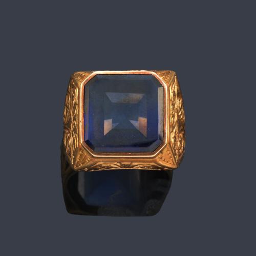 Anillo tipo sello de caballero con zafiro sintético en montura de oro amarillo de 18K.
