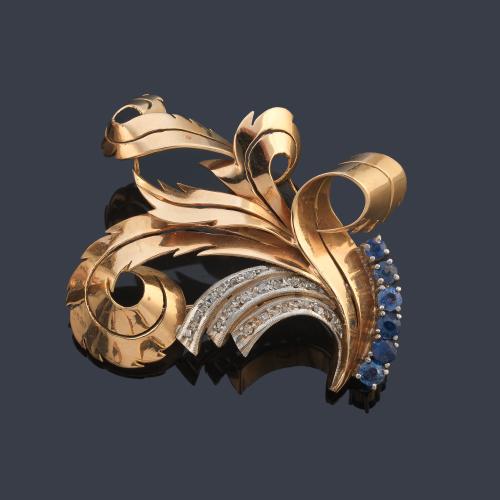  Broche retro con diseño de roleos con diamantes talla rosa y zafiros talla redonda. Años '40.