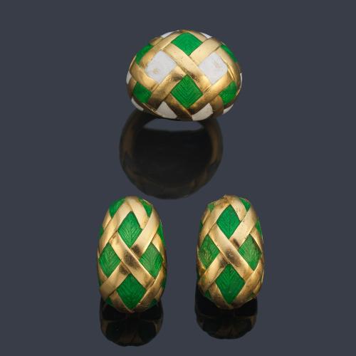 Pendientes tipo criolla y anillo bombé con diseño de damero en esmalte guillochè verde y blanco.