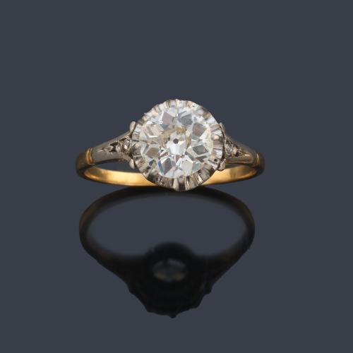 Solitario con diamante talla 'old cut' de aprox. 1,20 ct en montura de oro amarillo de 18K y vista en platino. Años '30.