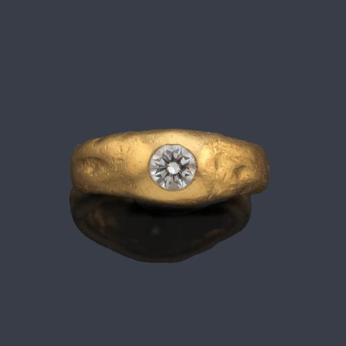 Anillo con brillante de aprox. 1,03 ct en montura 'martelè' de oro amarillo de 18K. Certificado GIA.