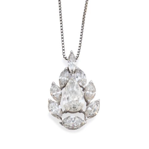 Colgante con diamante talla perilla central de 2,11 ct con orla de diamantes talla marquís de aprox. 4,25 ct en total.