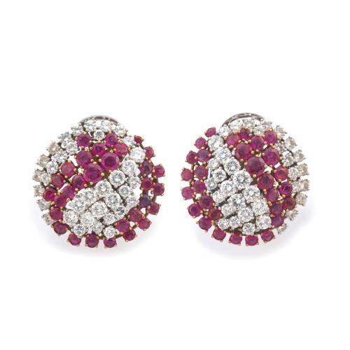 Pendientes cortos con diseño bombé cuajado de brillantes de aprox. 5,90 ct en total y rubíes talla redonda de aprox. 5,00 ct en total.