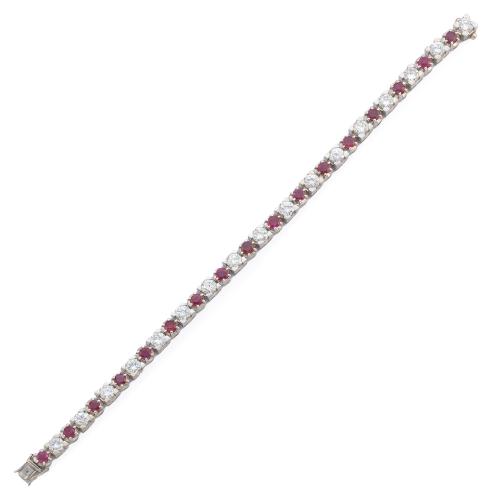  Pulsera rivière con brillantes de aprox. 5,10 ct en total intercalado con rubíes talla redonda de aprox. 3,80 ct en total.