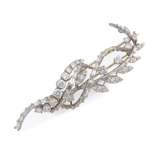  Broche con diseño vegetal con diamantes talla brillante, baguette y 8/8 de aprox. 3,90 ct en total. Años '60.