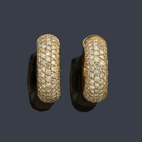 Criollas con pavé de brillantes de aprox. 1,82 ct en total.