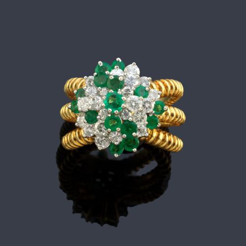 Anillo con cuajado de brillantes de aprox. 0,70 ct en total y esmeraldas talla redonda.