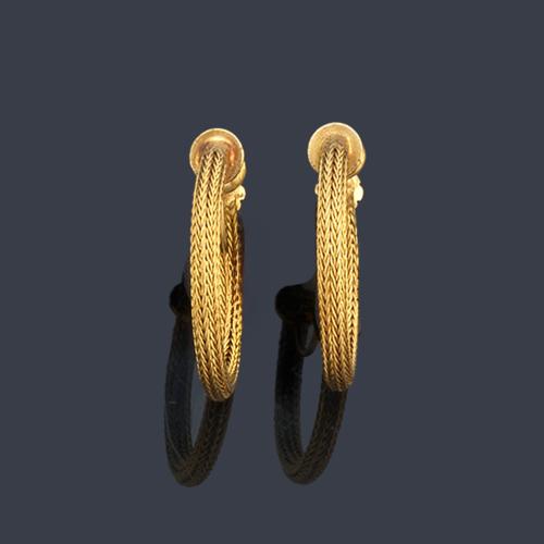 Pendientes tipo criolla con diseño de malla en oro amarillo de 18K.