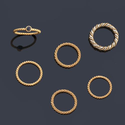 Lote con seis anillos con diseño entorchado en oro amarillo y blanco de 18K.