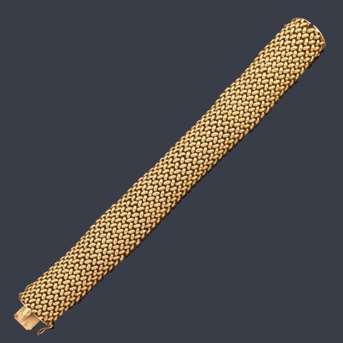 Pulsera ancha con motivo de malla en oro amarillo de 18K.