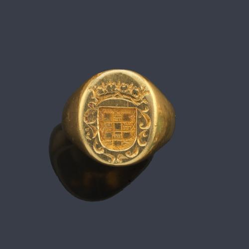 Anillo tipo sello con escudo heráldico en montura de oro amarillo de 18K.