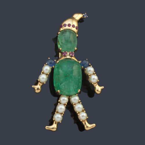 Broche en forma de Arlequín con dos esmeraldas talla cabujón, perlas, zafiros y rubíes realizado en montura de oro amarillo de 14K. Años '70.