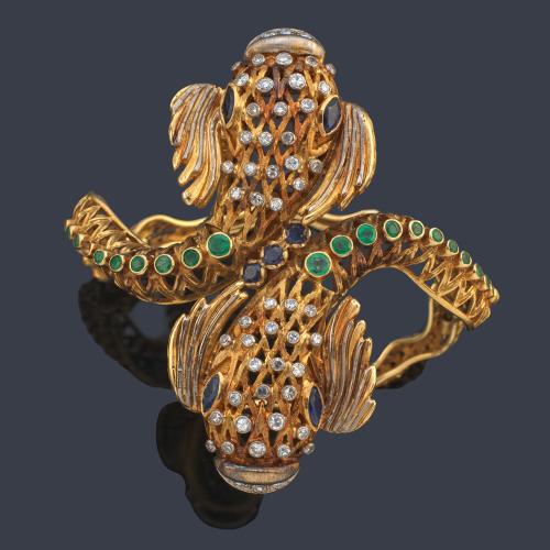 Pulsera con dos motivos de pez carpa con diseño calado y enriquecido con diamantes talla 8/8, zafiros y esmeraldas. Años '70. Atribuido a LALAoUNIS.